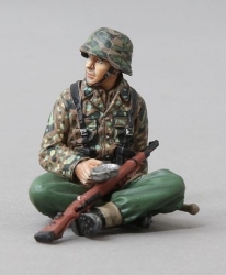 SS124 SS Soldier with Mess Tin SS124 SS Soldier with Mess Tin